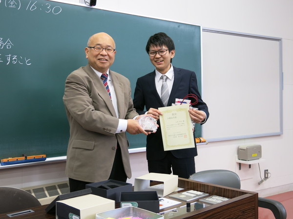 山本君（右）と堤学科長（左）